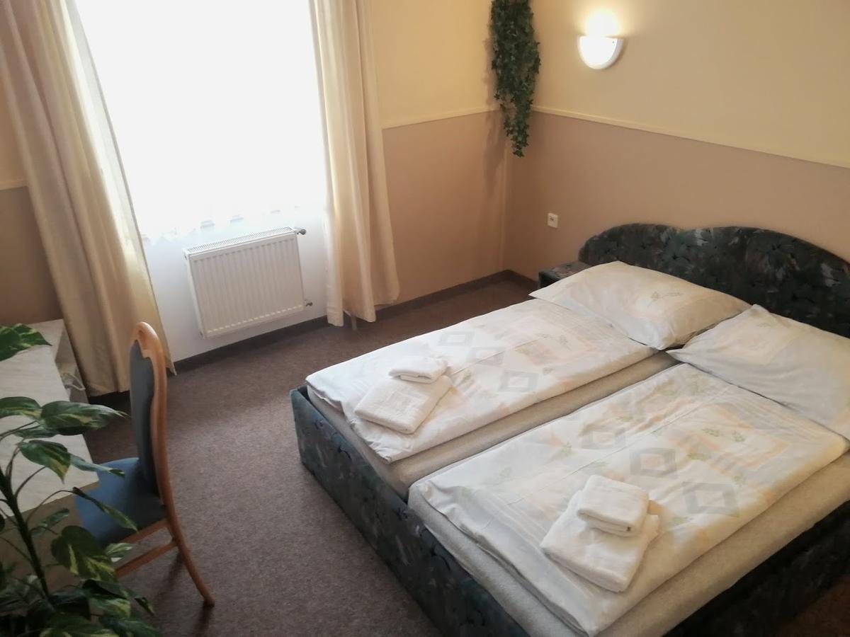 Hotel Wertheim Prag Exteriör bild